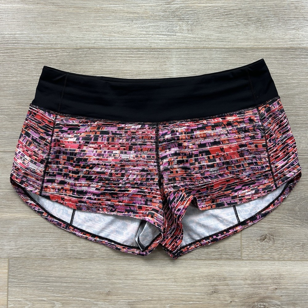 Lululemon Size 6 Low Rise Speed Up 2.5" Shorts Flash Pleat Orange‎ Black
